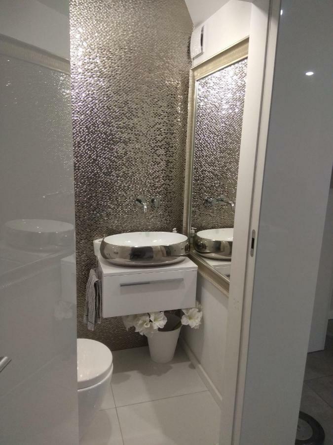 Luxury Apartment With Own Parking Chorzów Kültér fotó